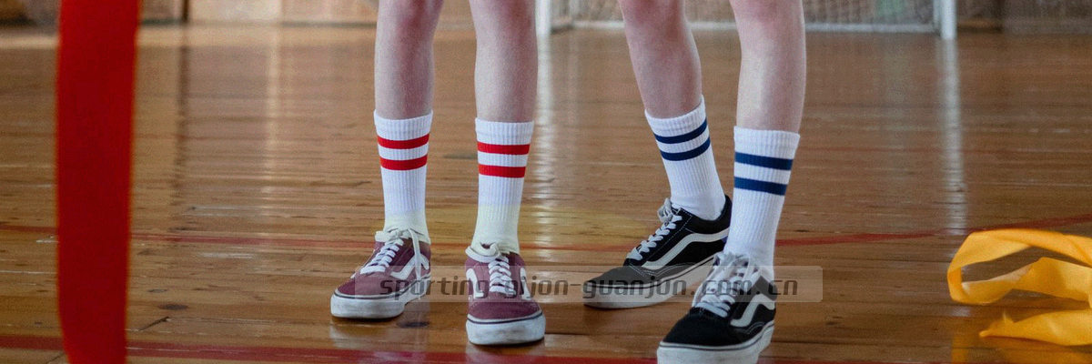红白竖条纹与文档版面元素叠加的抽象纹理